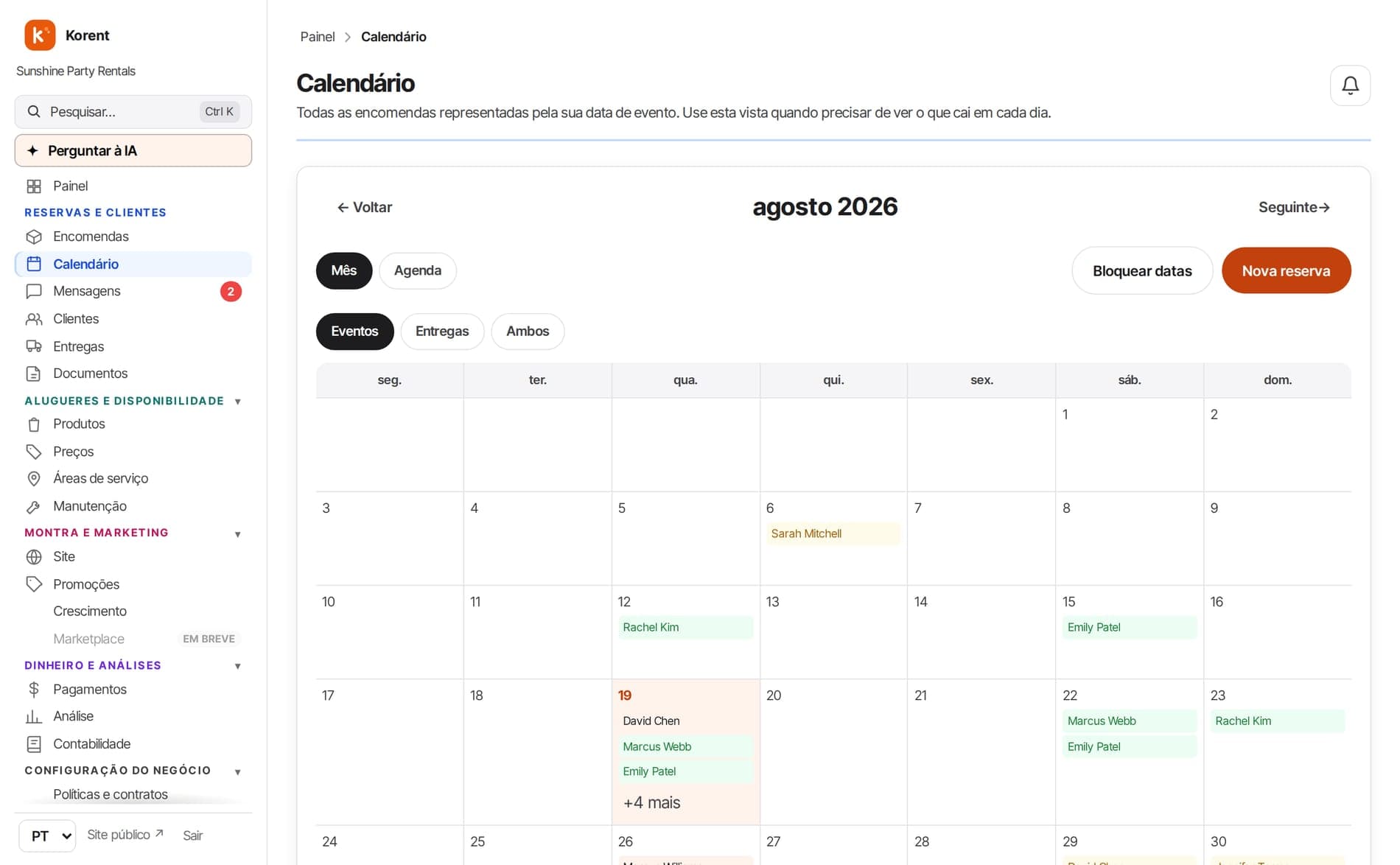 O calendário de reservas do Korent: uma vista mensal com cada aluguer confirmado na sua data.
